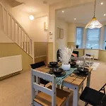 Stylish Gateway-2 Bedroom House -5 Minutes From The Beach