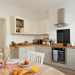 Leaf Cottage By Huluki Sussex Stays