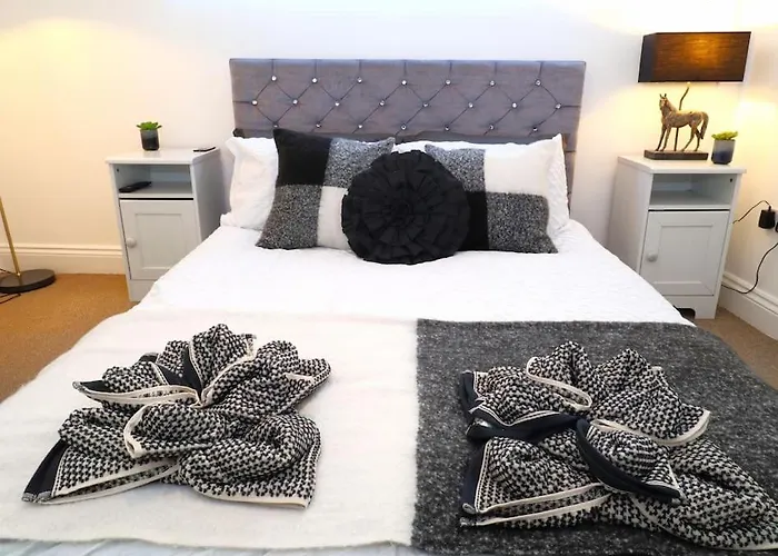 New Sunset Square Eastbourne 2 Bed Apartment, Long Stay Welcome