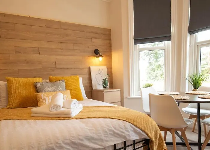 One Bed Apartment, Close To Train, City, Beach And Hospital Long Booking Welcome