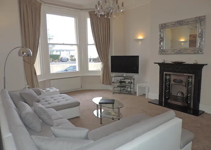 3 Queens Gardens Sea View Apartment