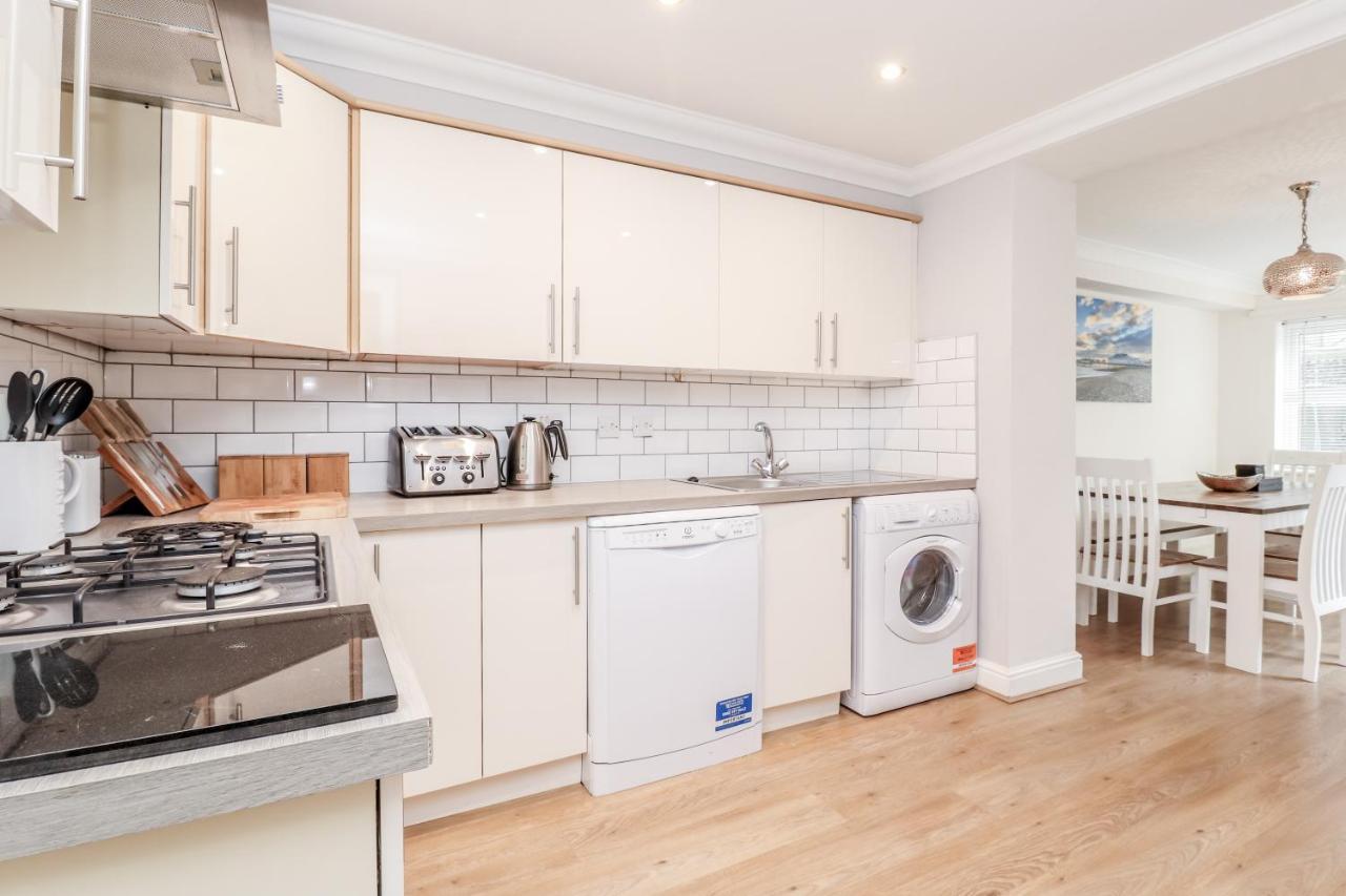 3 Queens Gardens Sea View *