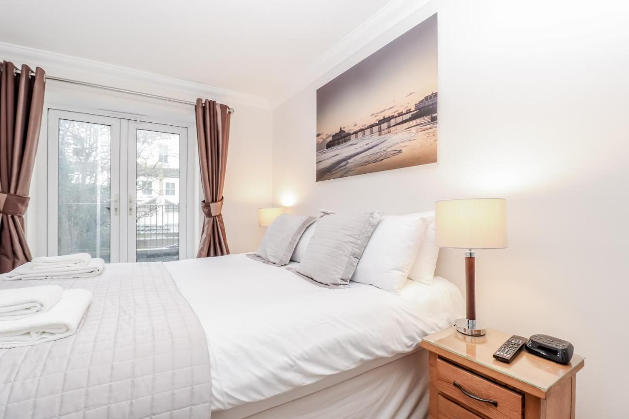 3 Queens Gardens Sea View *