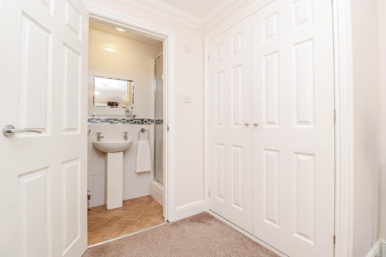3 Queens Gardens Sea View Apartment *