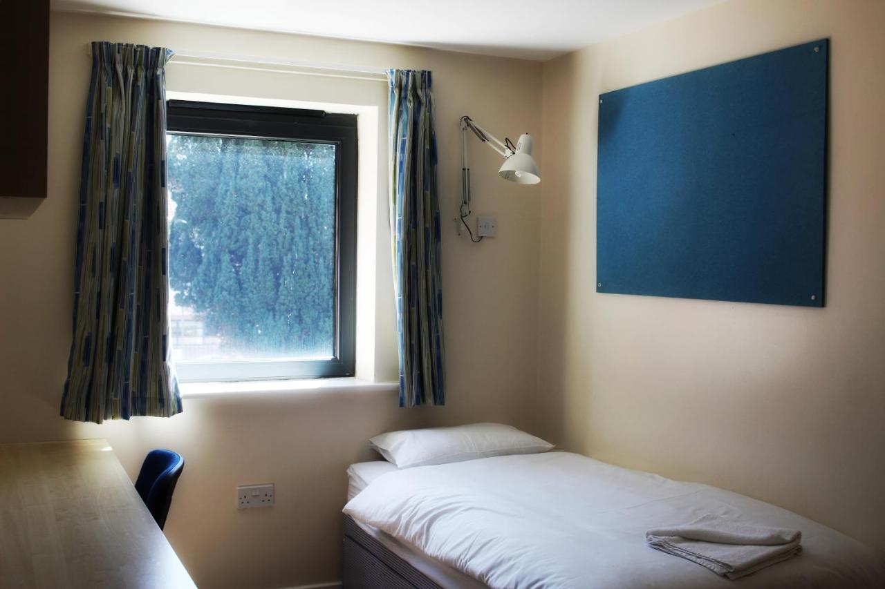 Aparthotel Halls *