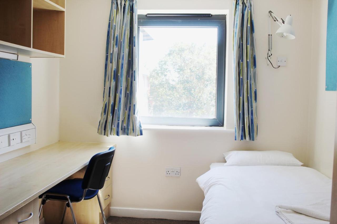 Halls Aparthotel