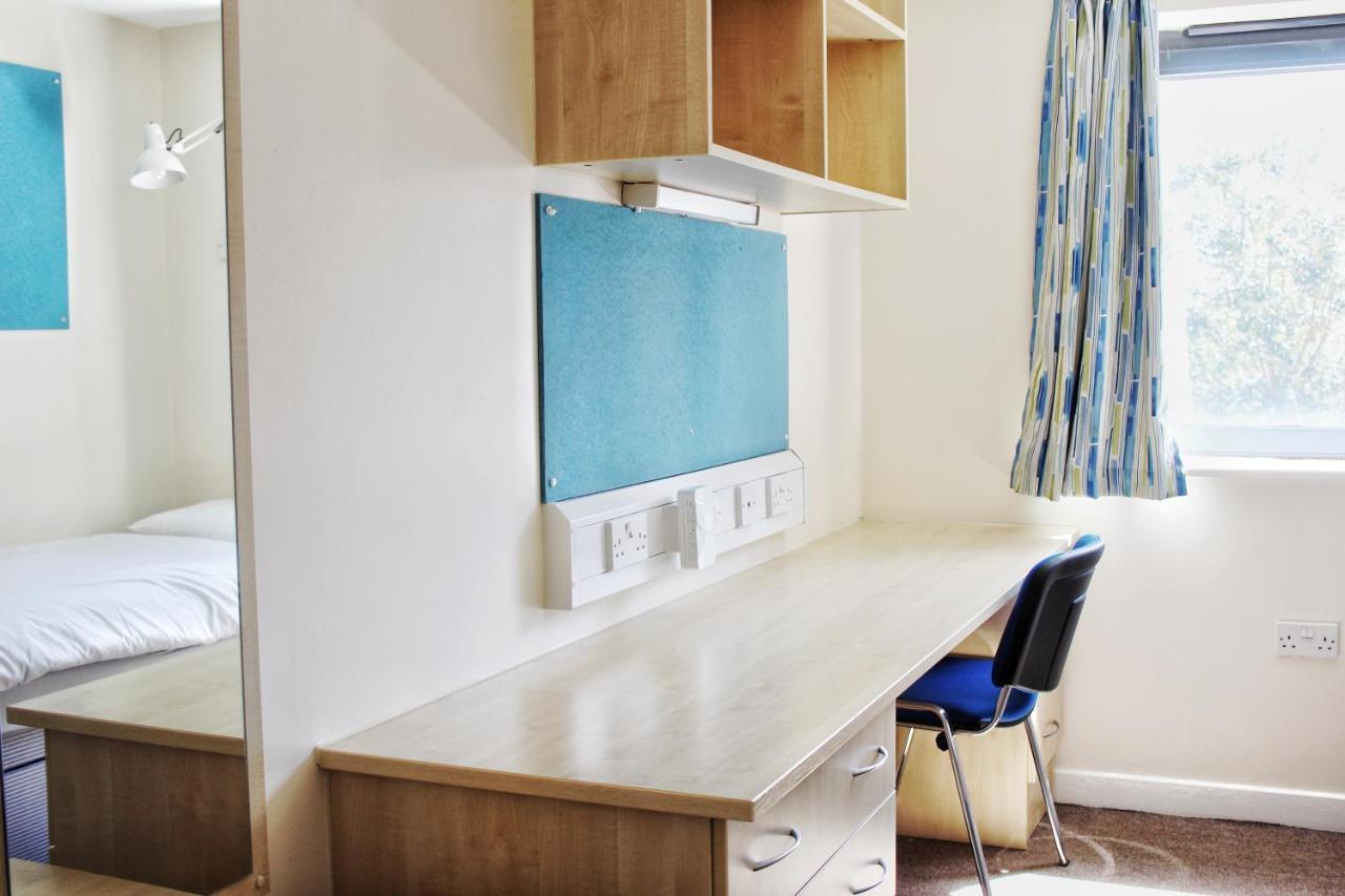 Aparthotel Halls *