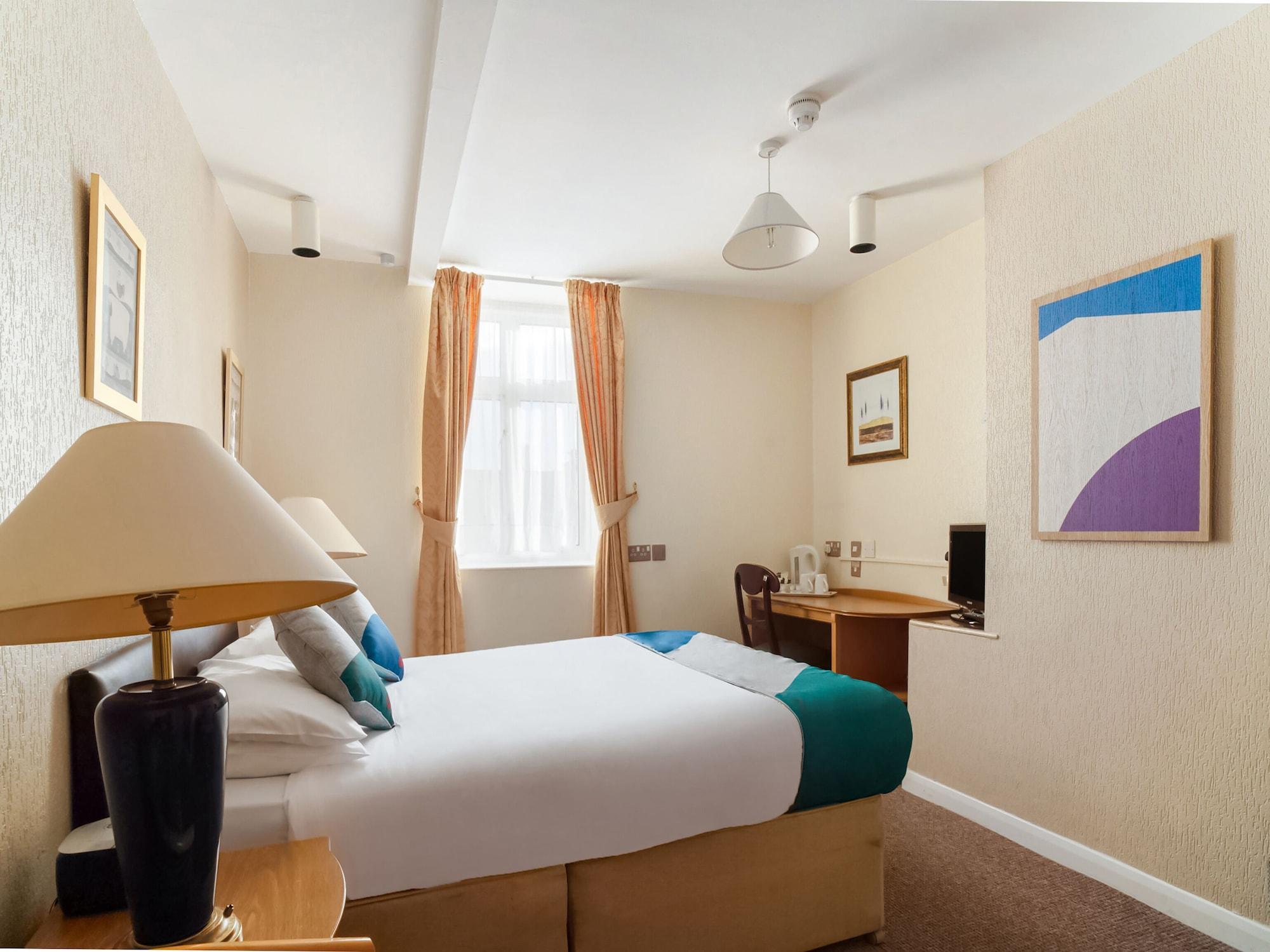 Oyo The Palm Court Hotel 2*