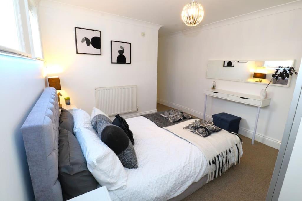 New Sunset Square 2 Bed Apartment, Long Welcome *