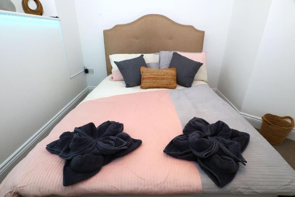 New Sunset Square 2 Bed Apartment, Long Welcome *