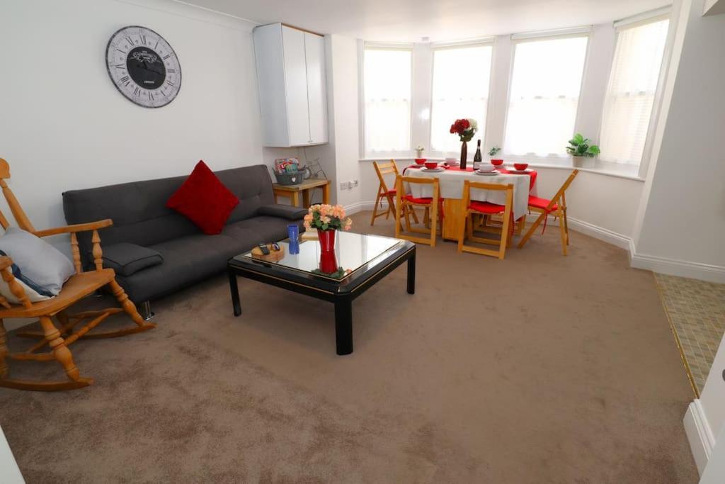 New Sunset Square 2 Bed Apartment, Long Welcome *