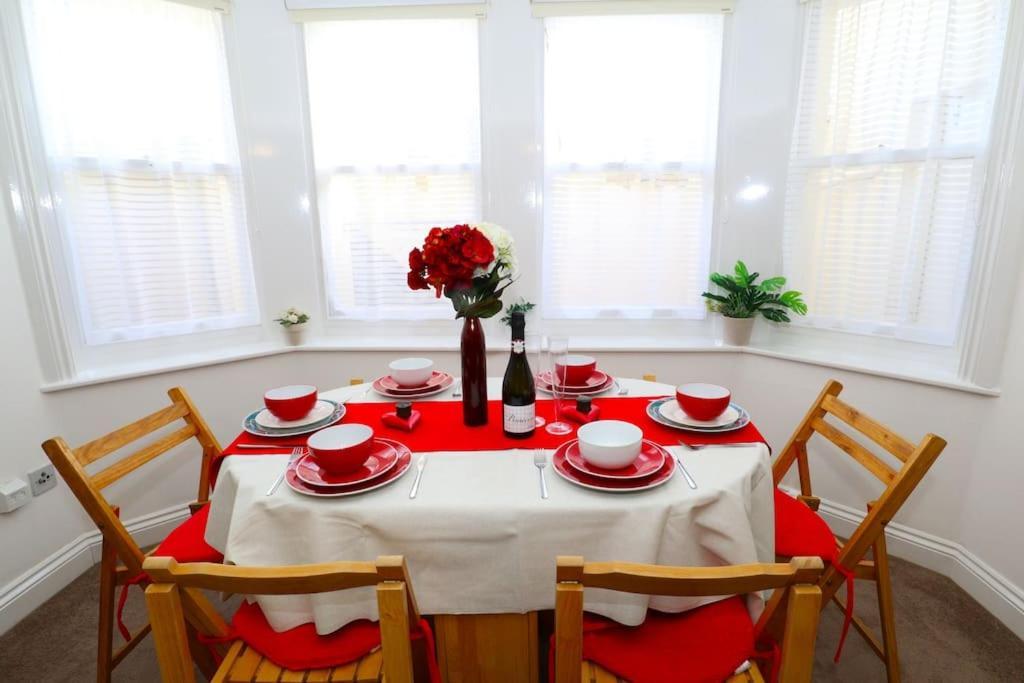 New Sunset Square 2 Bed Apartment, Long Welcome Apartment *