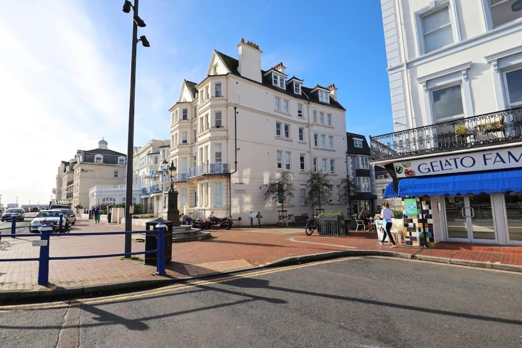 New Sunset Square 2 Bed Apartment, Long Welcome * Eastbourne