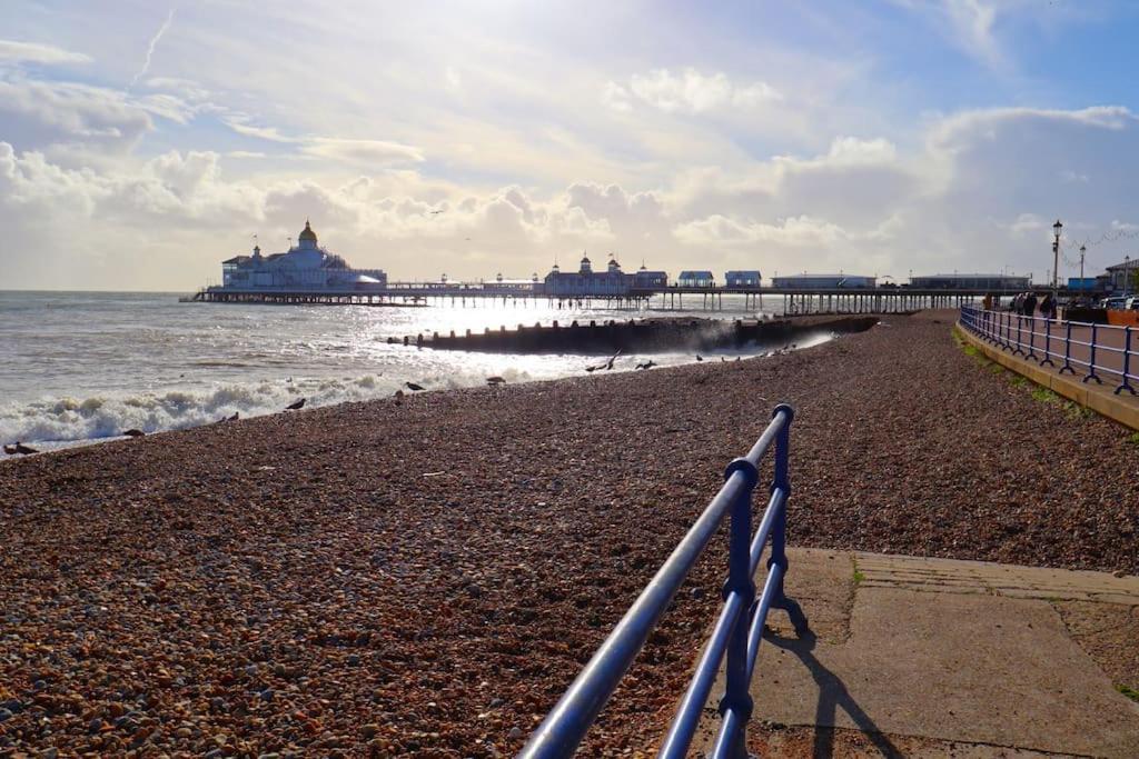 New Sunset Square 2 Bed Apartment, Long Welcome Apartment Eastbourne