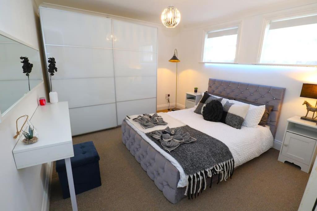 New Sunset Square 2 Bed Apartment, Long Welcome Apartment *