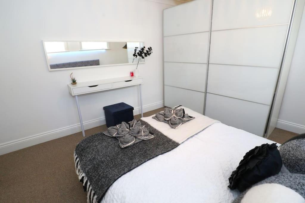 New Sunset Square 2 Bed Apartment, Long Welcome *
