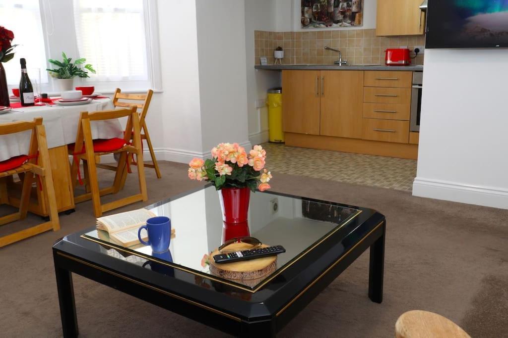 New Sunset Square 2 Bed Apartment, Long Welcome