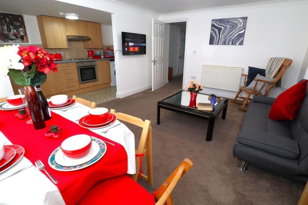 New Sunset Square 2 Bed Apartment, Long Welcome Apartment *