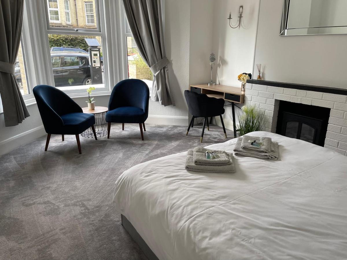 2 Bedroom Ground Floor Town Centre Apartment *