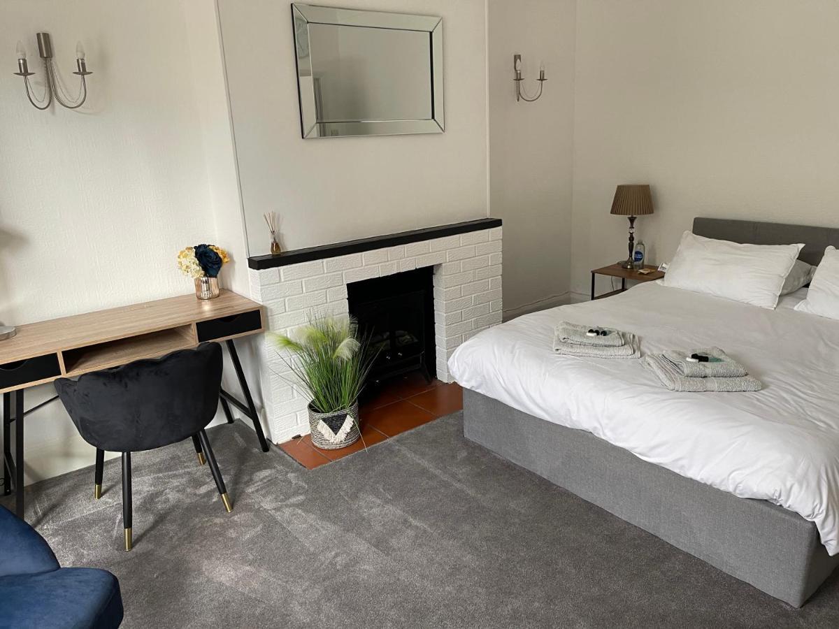 2 Bedroom Ground Floor Town Centre Apartment *