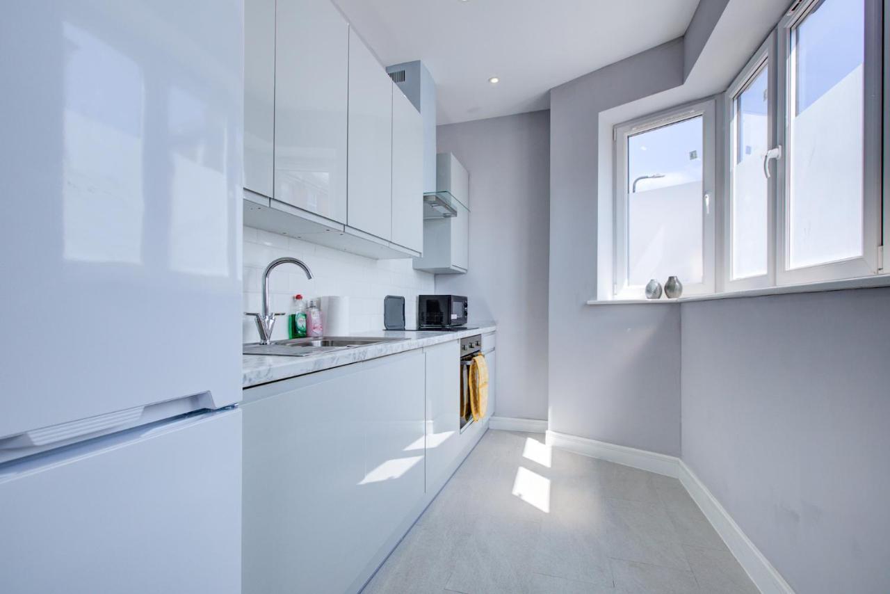 Apartemen Spacious And Modern 1 Bed 1 Bath In The Heart Of
