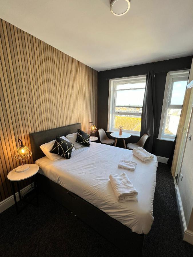 Oyo Marine Parade Hotel, Pier Hotel