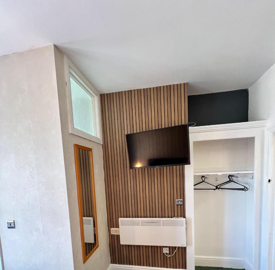 Oyo Marine Parade Hotel, Pier