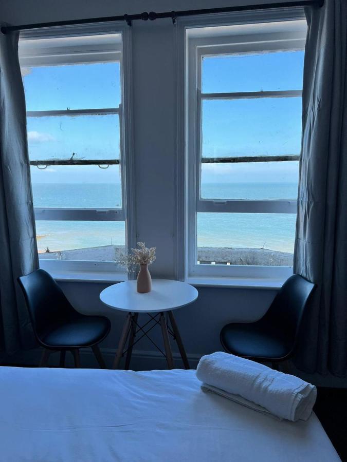 Oyo Marine Parade Hotel, Pier