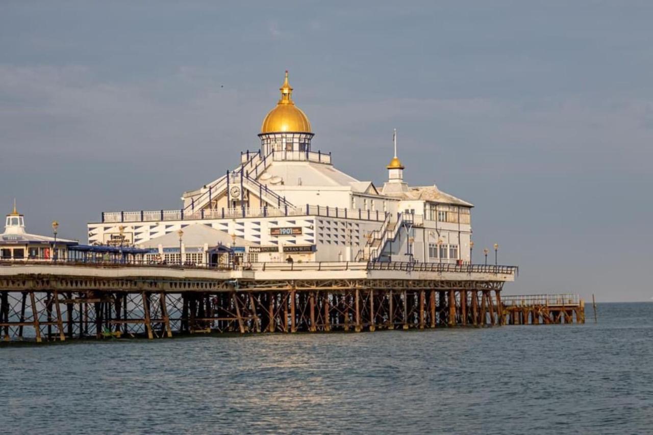Hotel Oyo Marine Parade Hotel, Pier