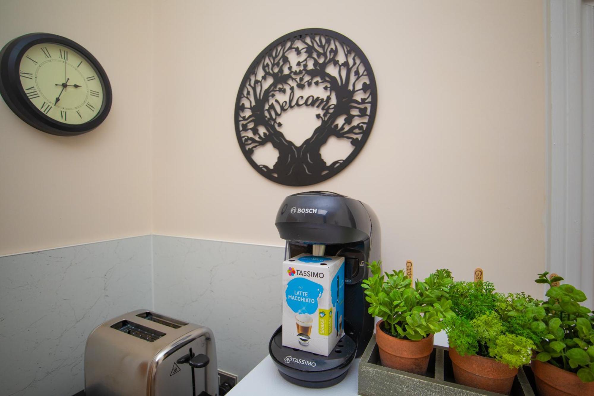 One Bed Apartment, Close To Train, City, And Hospital Long Welcome Apartment