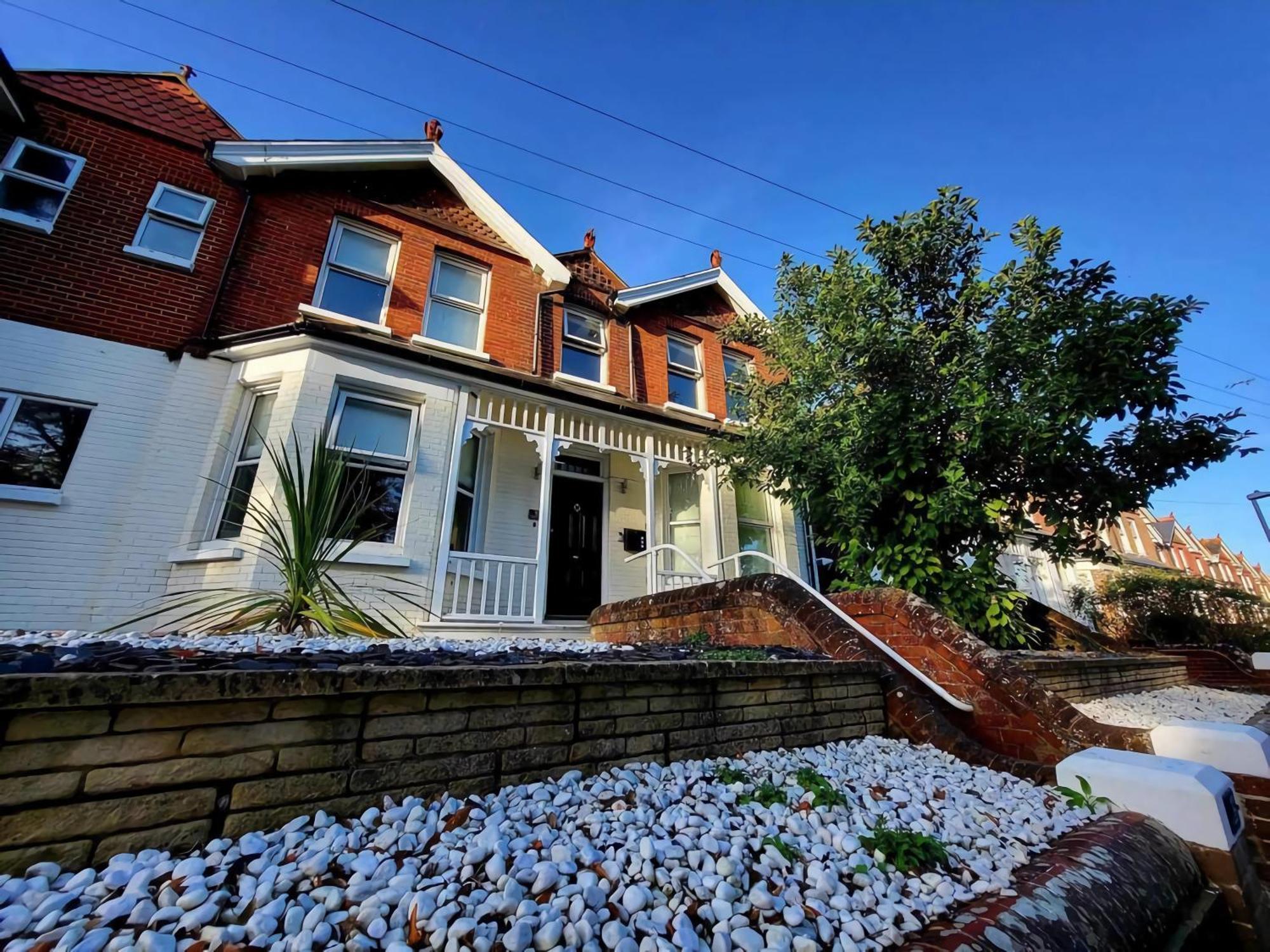 One Bed Apartment, Close To Train, City, And Hospital Long Welcome Apartment Eastbourne