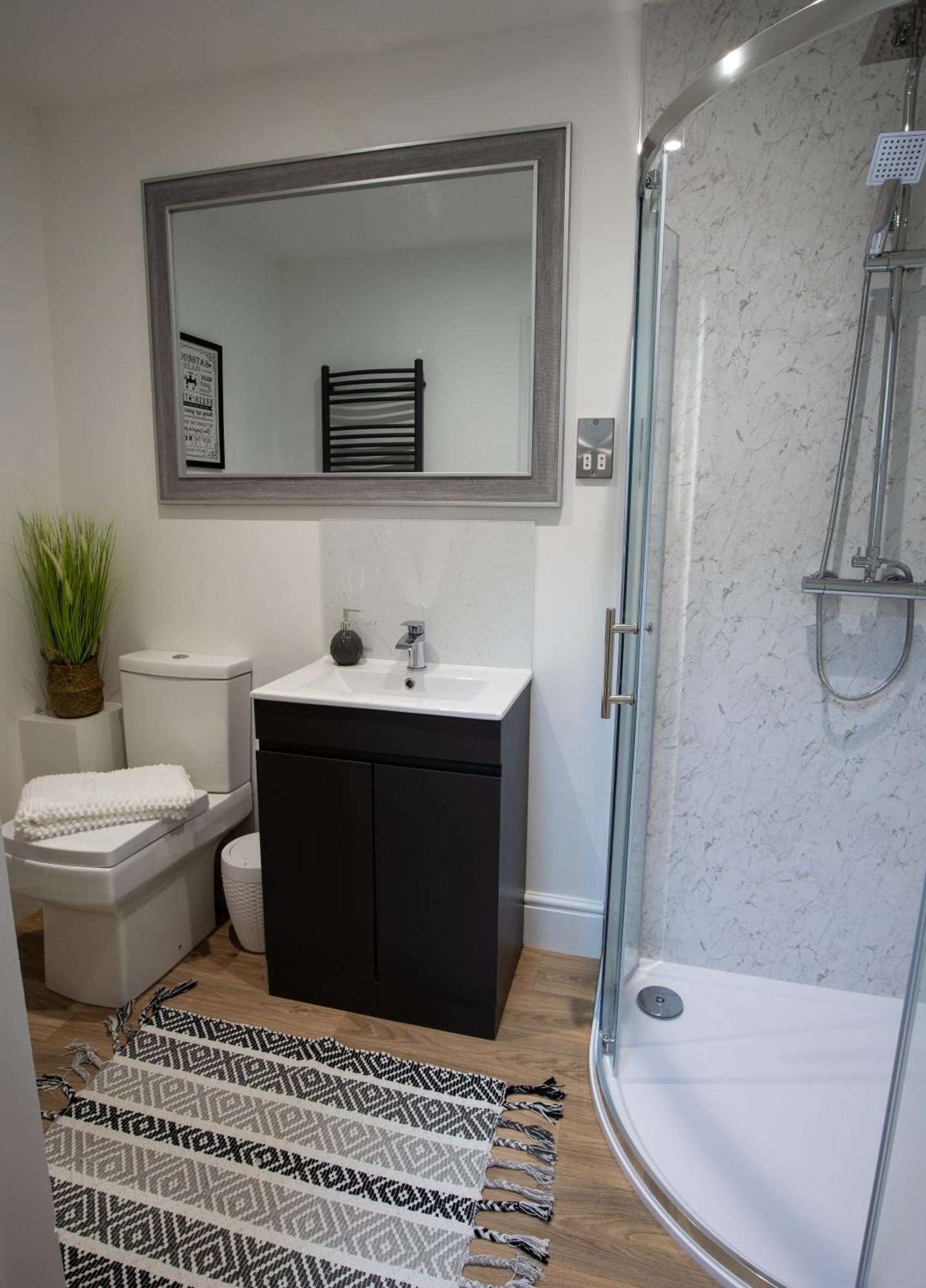 One Bed Apartment, Close To Train, City, And Hospital Long Welcome Apartment *