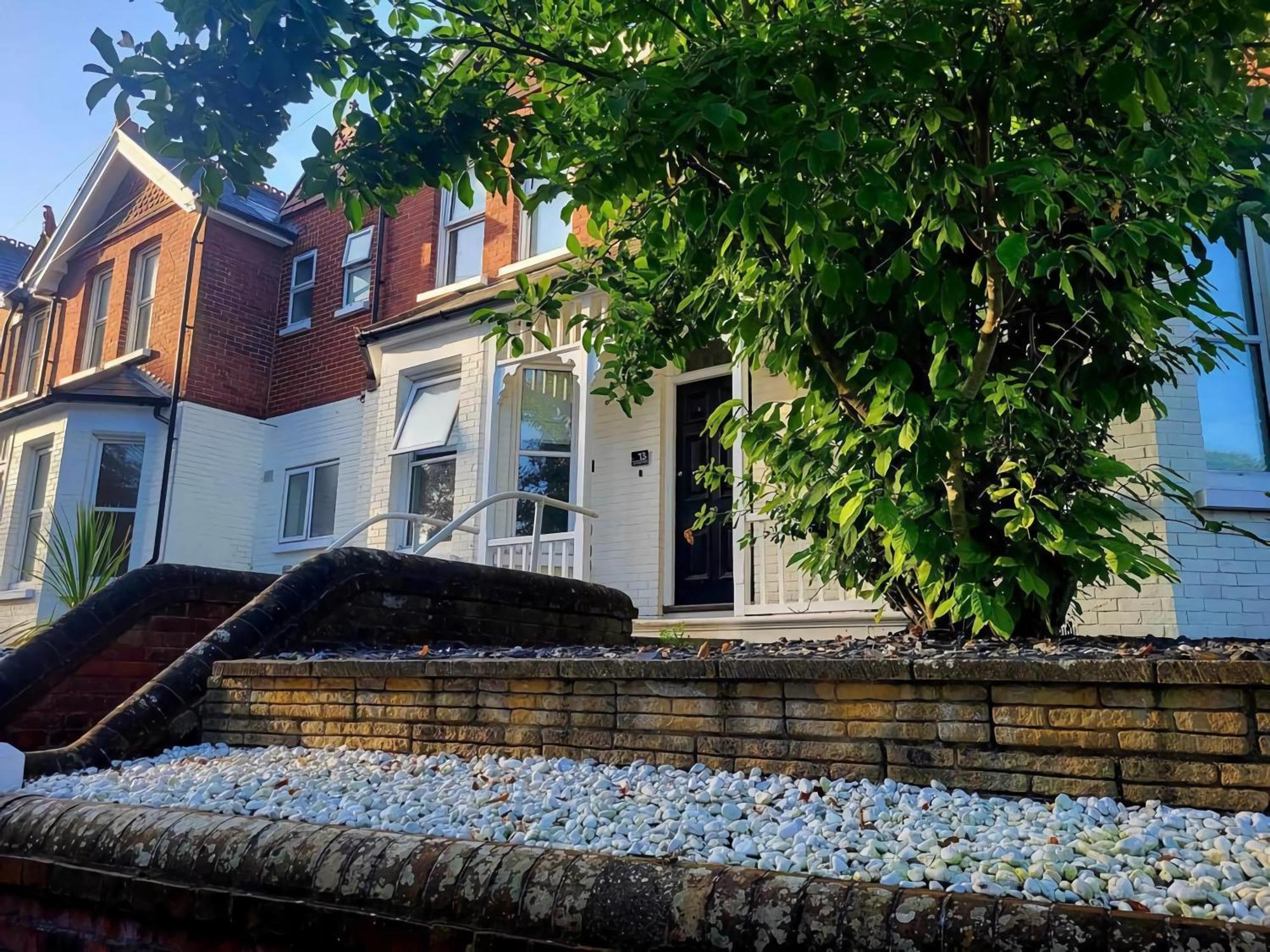 One Bed Apartment, Close To Train, City, And Hospital Long Welcome * Eastbourne