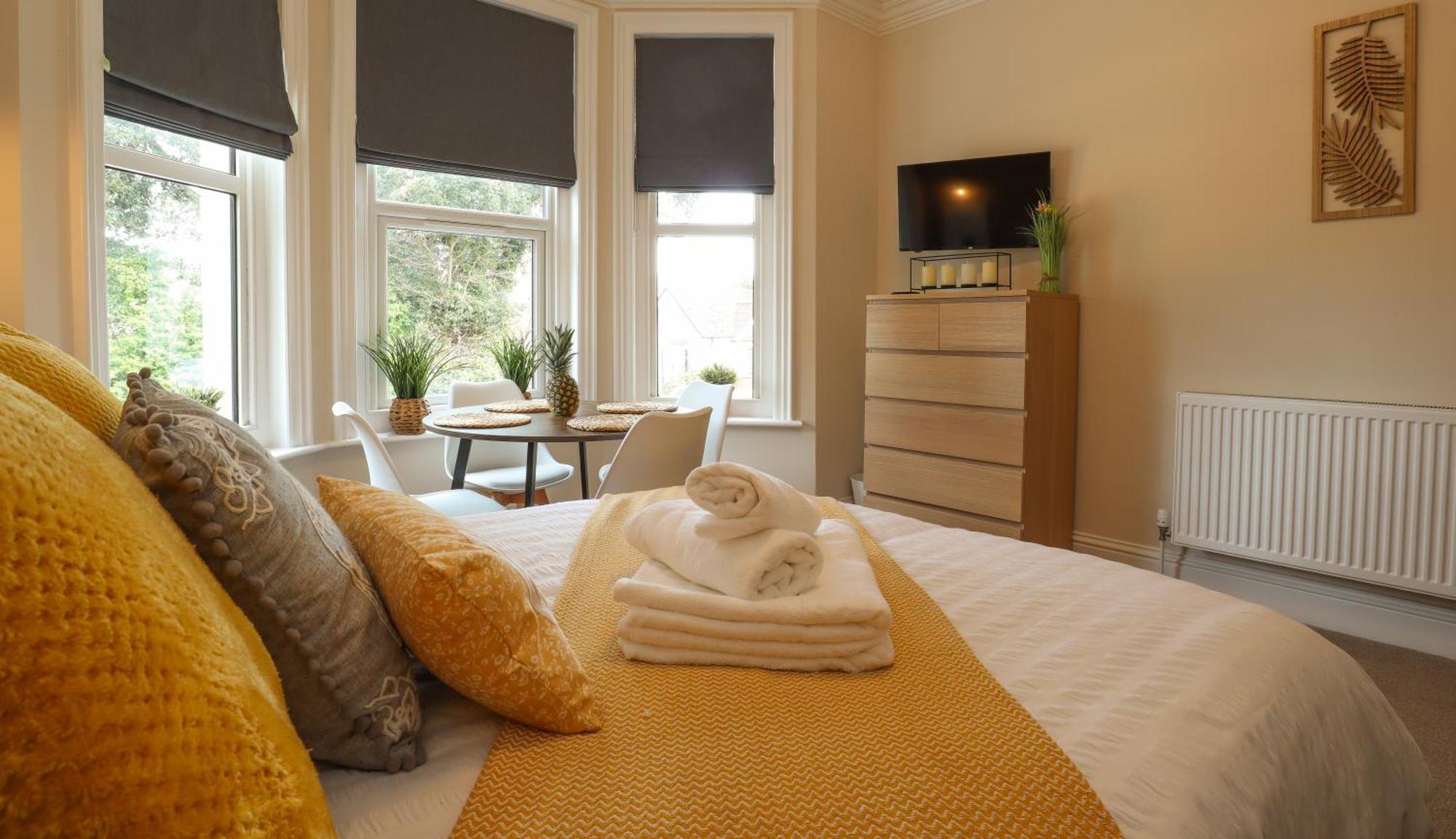 One Bed Apartment, Close To Train, City, And Hospital Long Welcome * Eastbourne