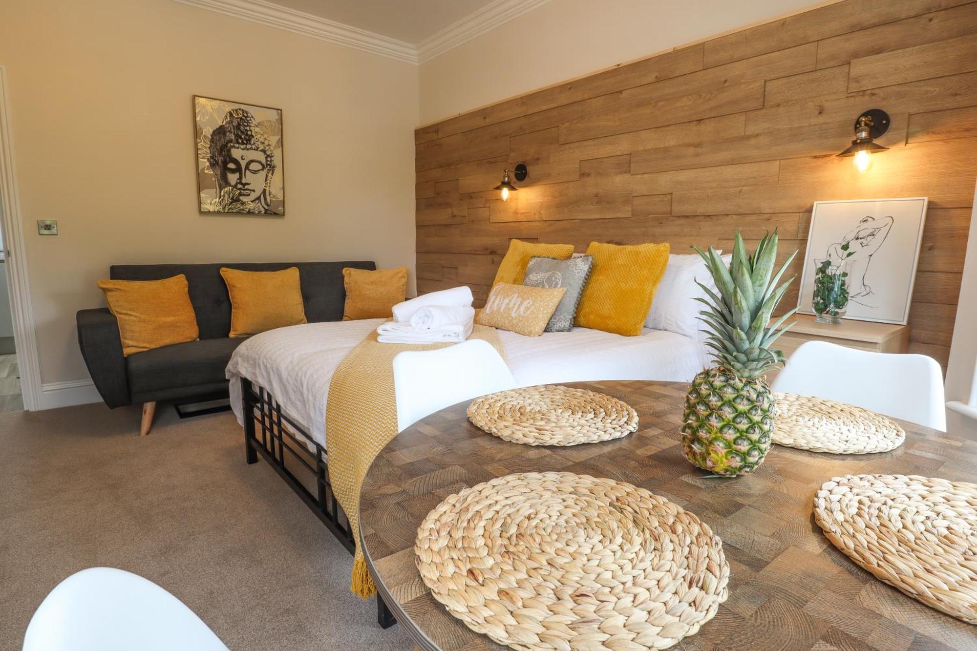 One Bed Apartment, Close To Train, City, And Hospital Long Welcome Apartment
