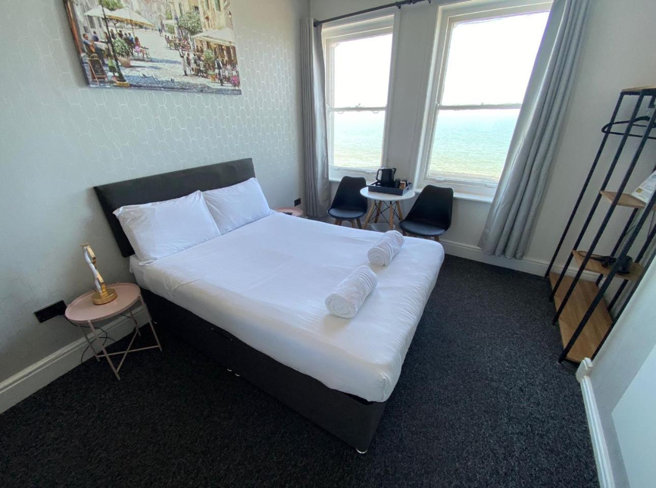 Oyo Marine Parade Hotel, Pier