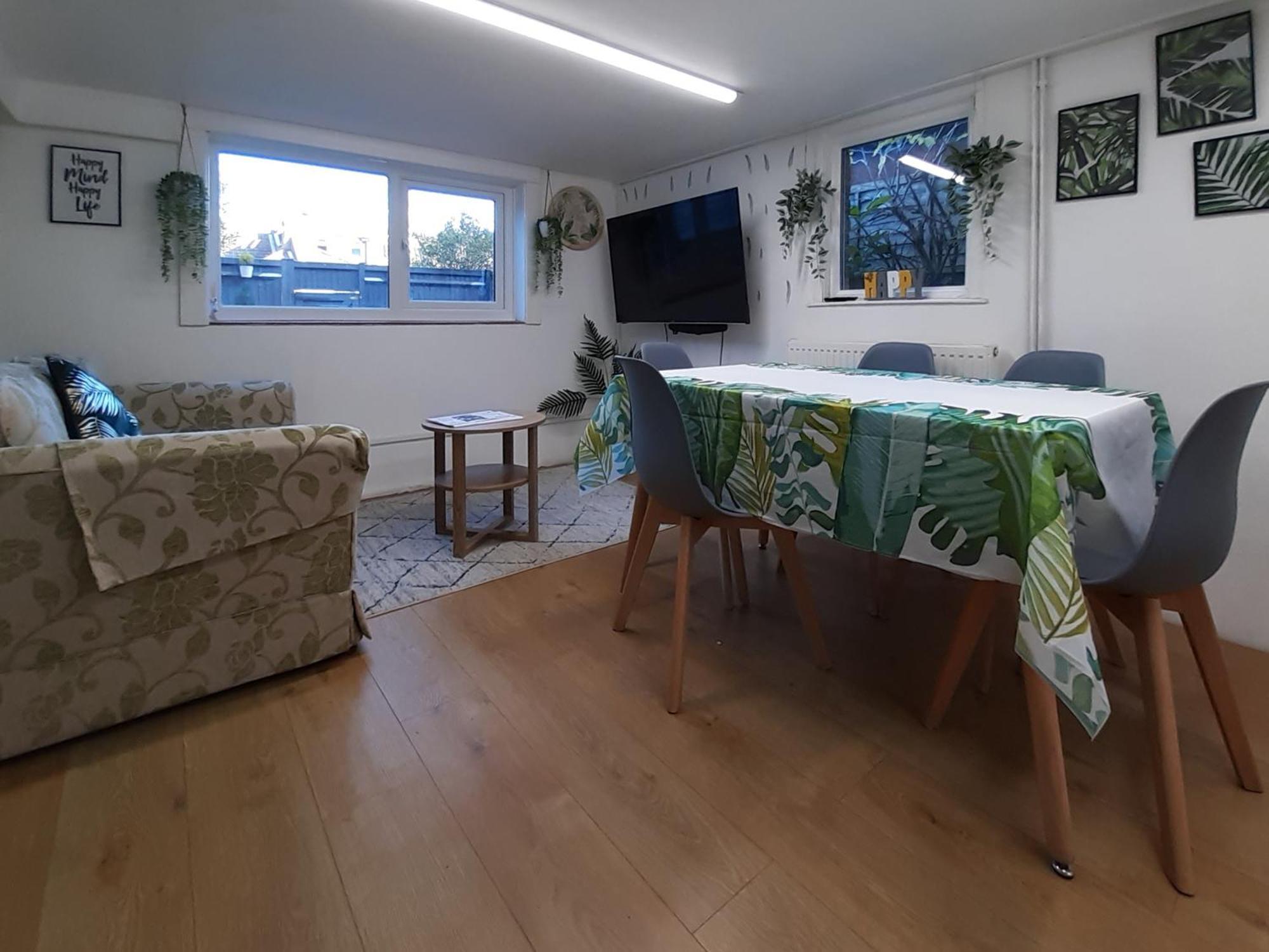 Entire 5 Bedroom Comfortable House In Holiday home *