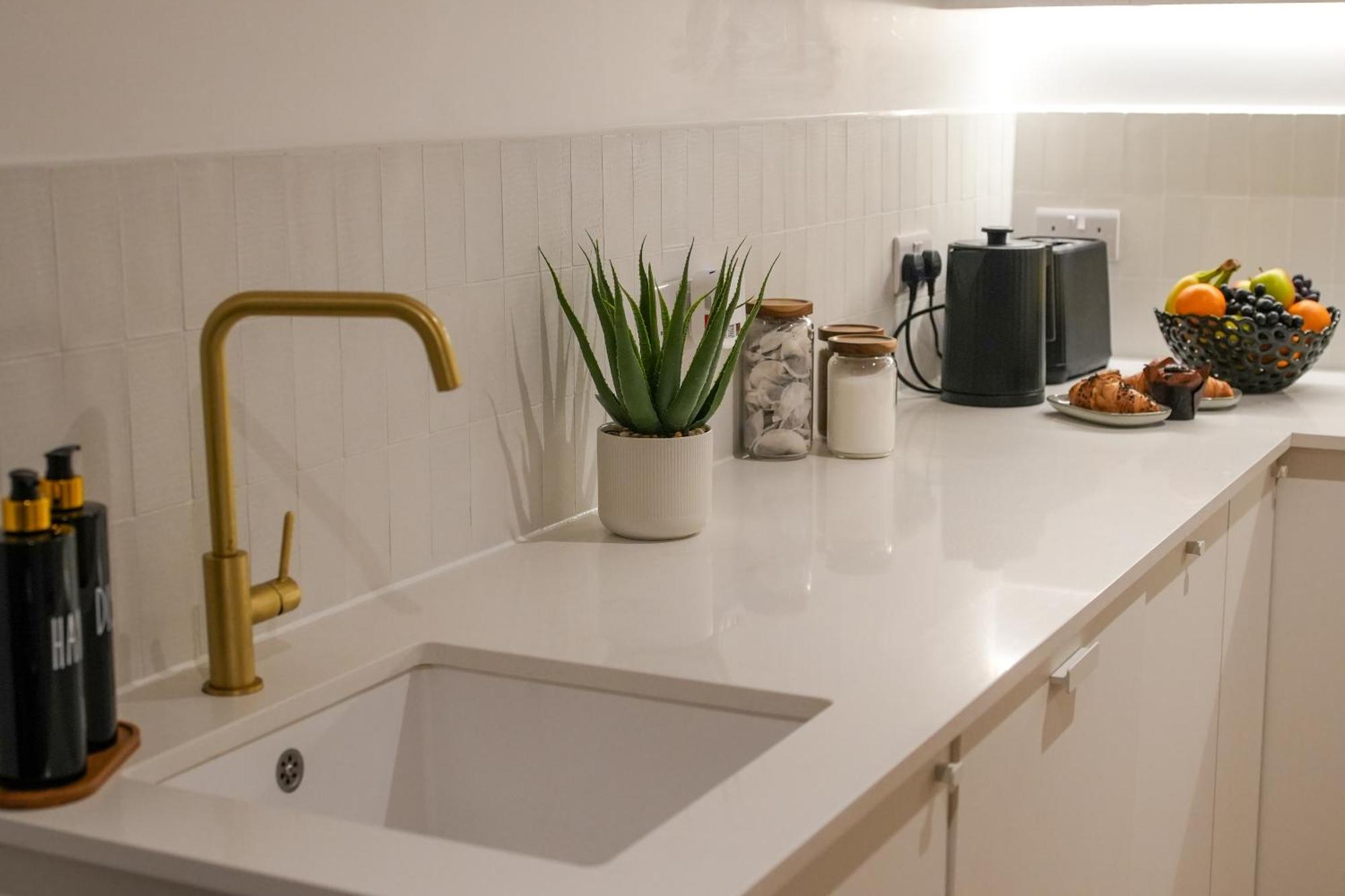 Modern 1bed Seaside Apartments, Walk To Beach,town,train - Gateway - Short And Long