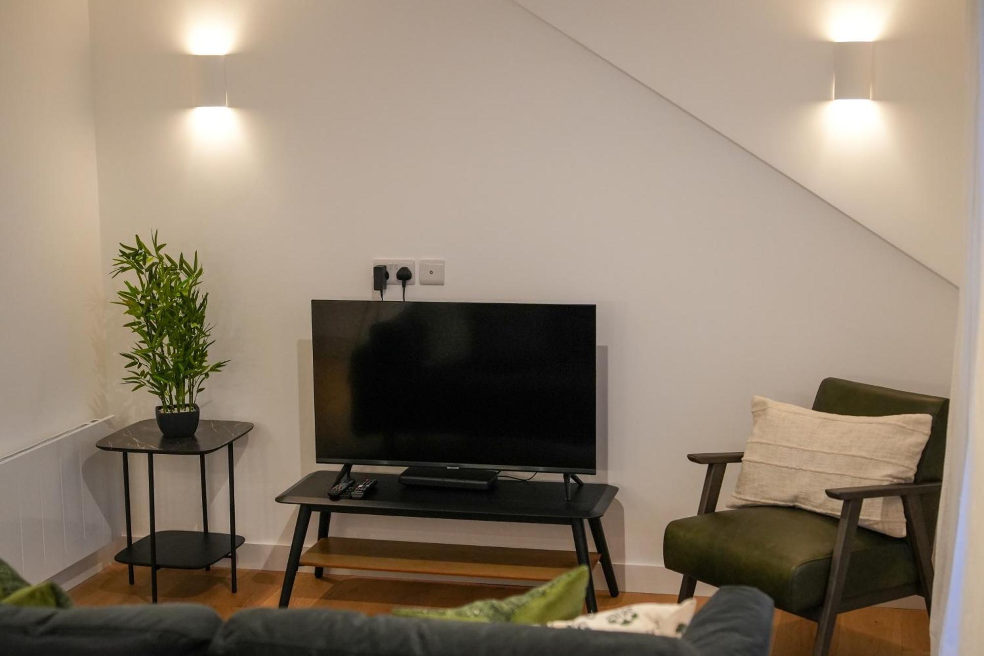 Modern 1bed Seaside Apartments, Walk To Beach,town,train - Gateway - Short And Long Apartment