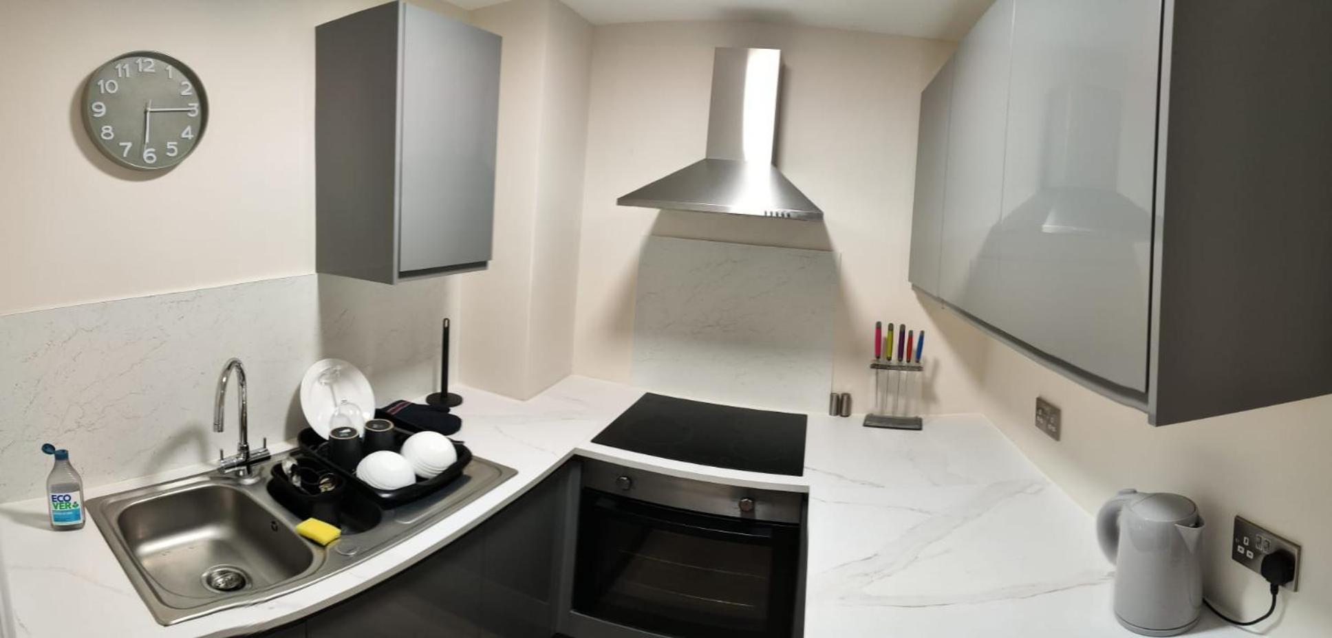 Aqua Nest - En-suite, Free Parking, Kitchen Apartment