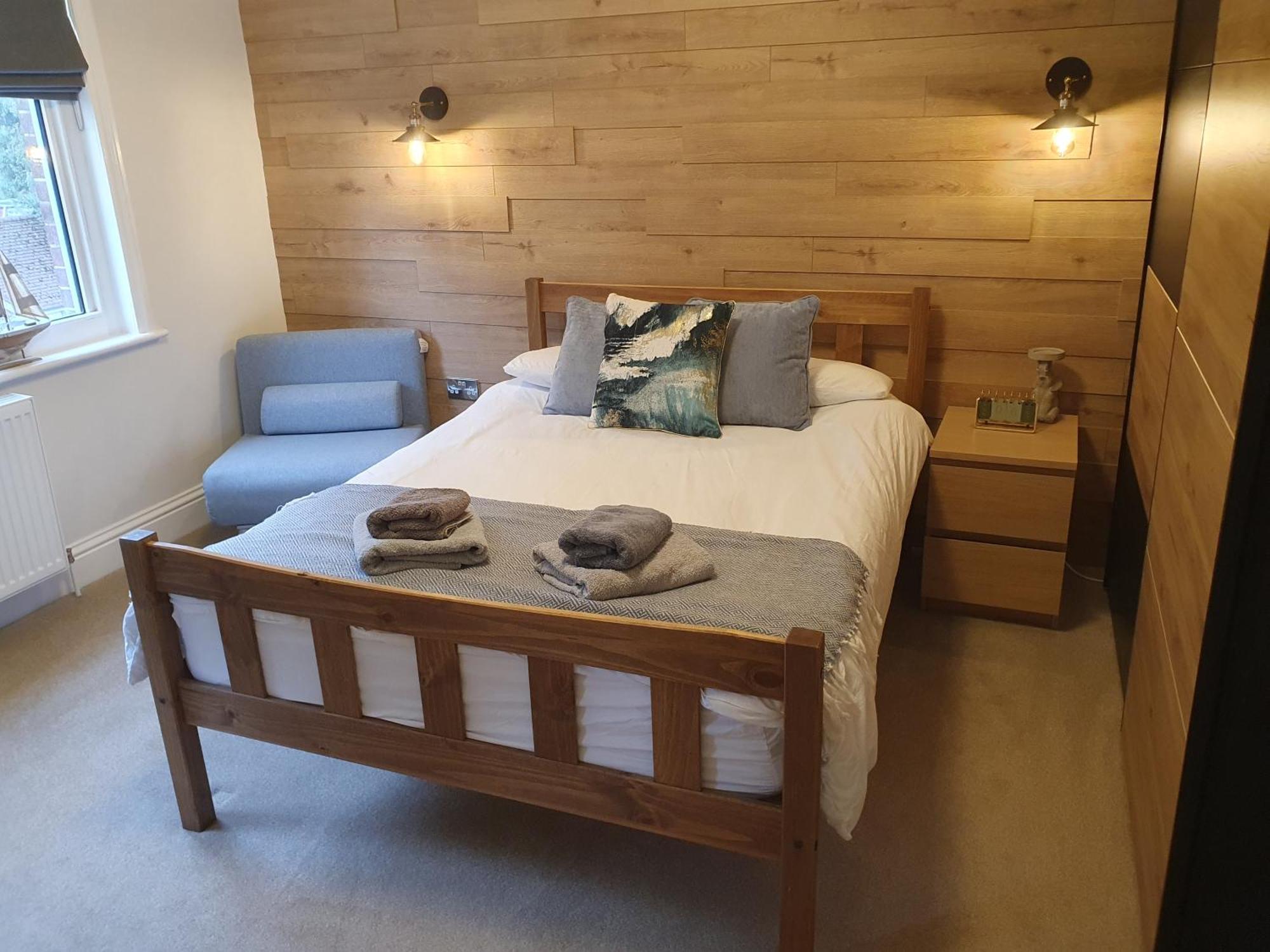 Aqua Nest - En-suite, Free Parking, Kitchen Apartment *