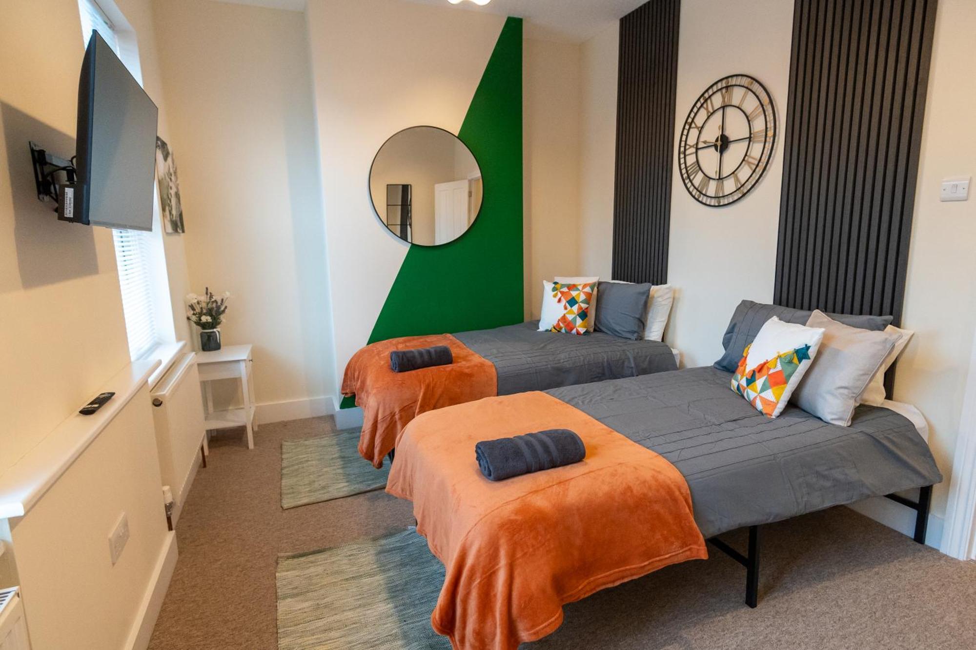 Stylish Gateway-2 Bedroom House -5 Minutes From The *