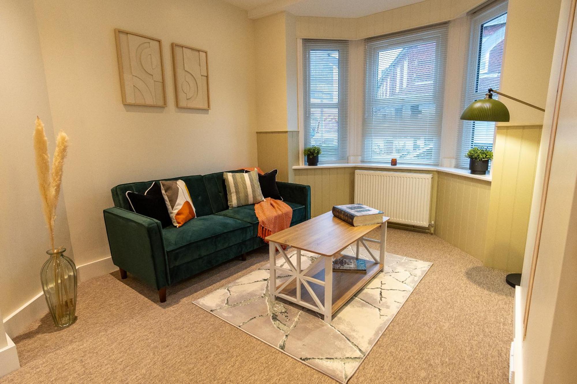 Stylish Gateway-2 Bedroom House -5 Minutes From The * Eastbourne