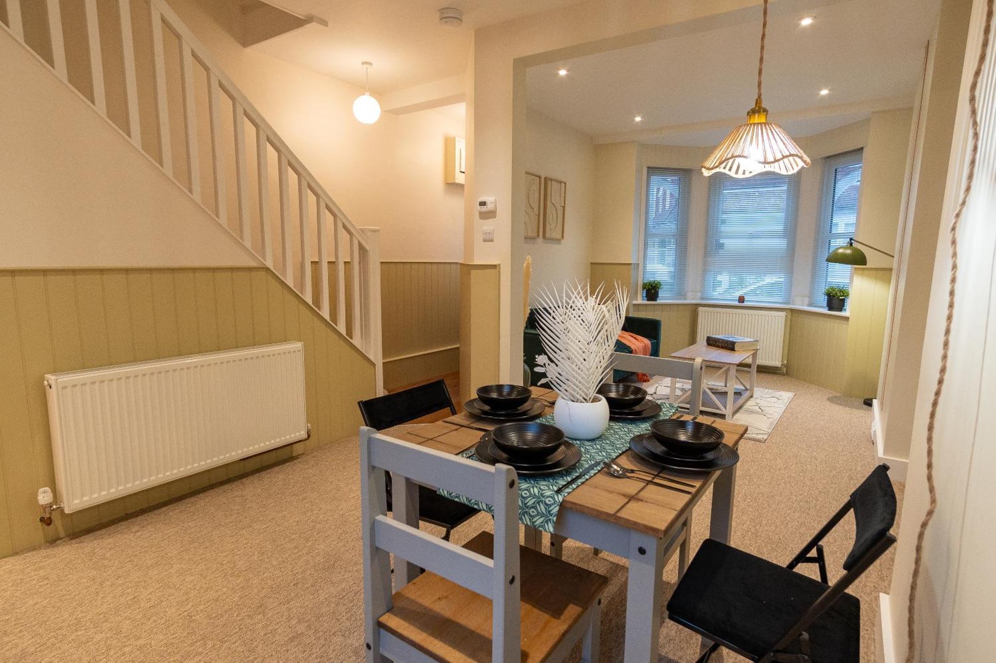 Stylish Gateway-2 Bedroom House -5 Minutes From The *