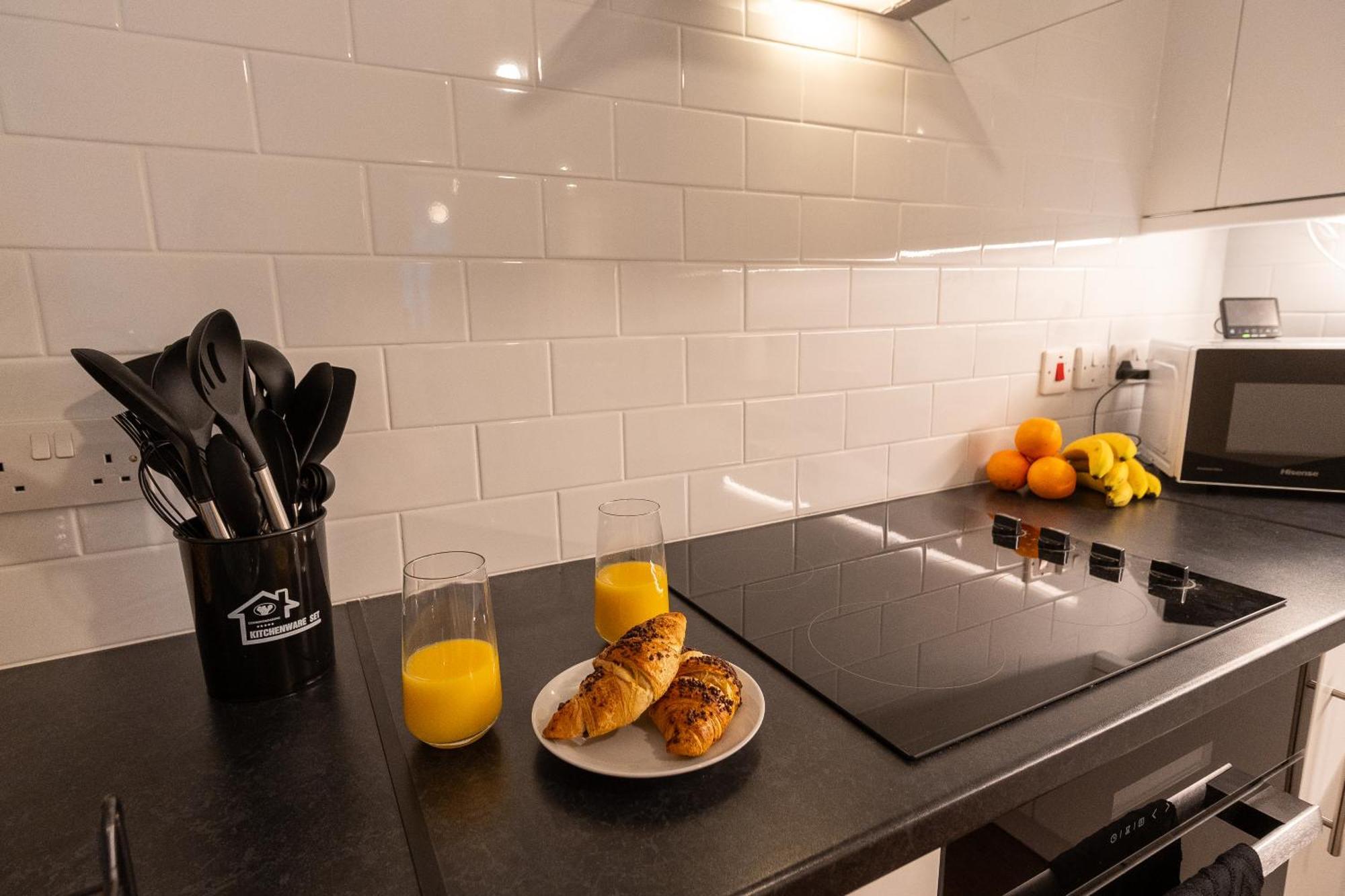 Stylish Gateway-2 Bedroom House -5 Minutes From The Holiday home *