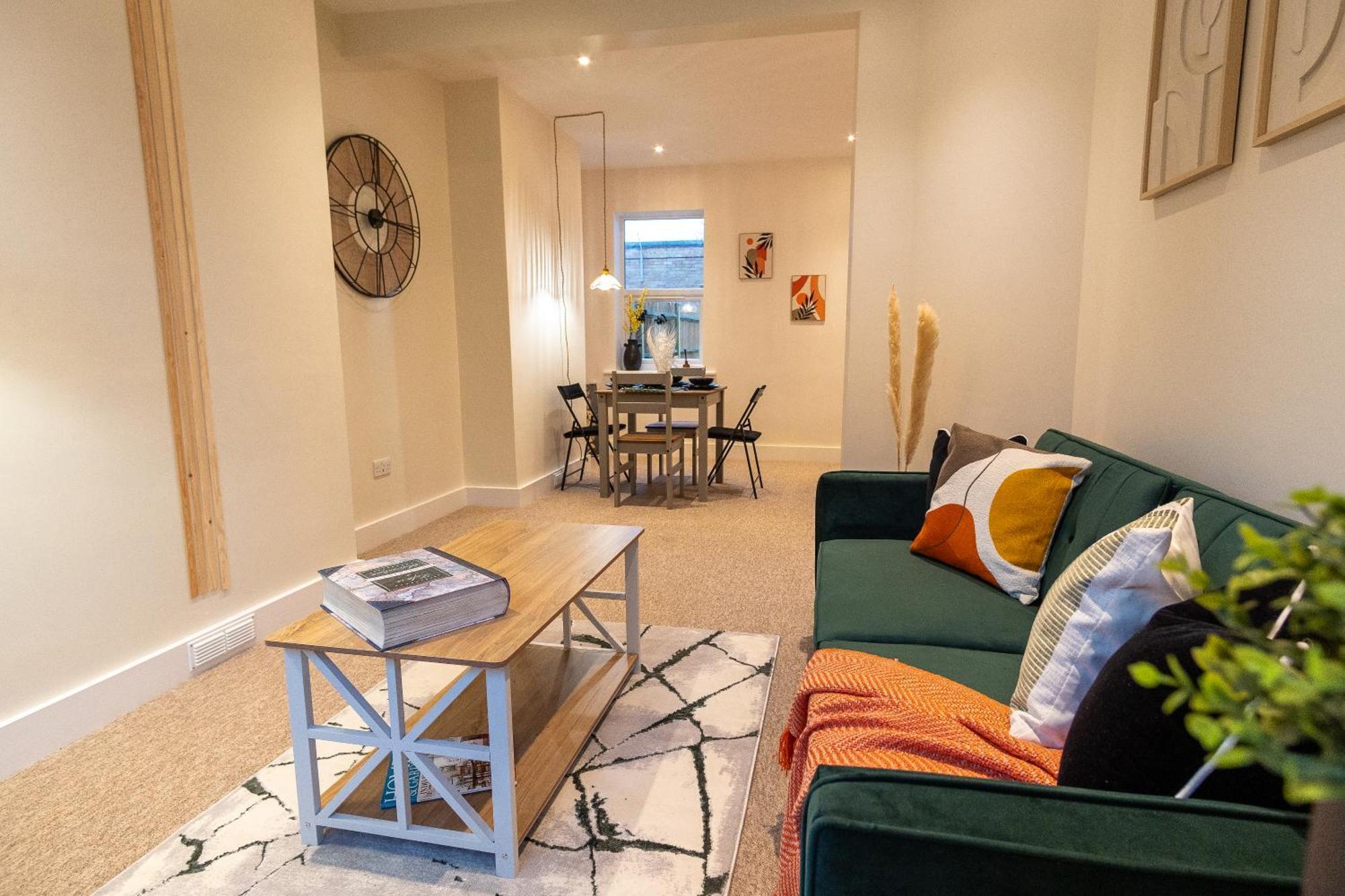 Stylish Gateway-2 Bedroom House -5 Minutes From The Eastbourne