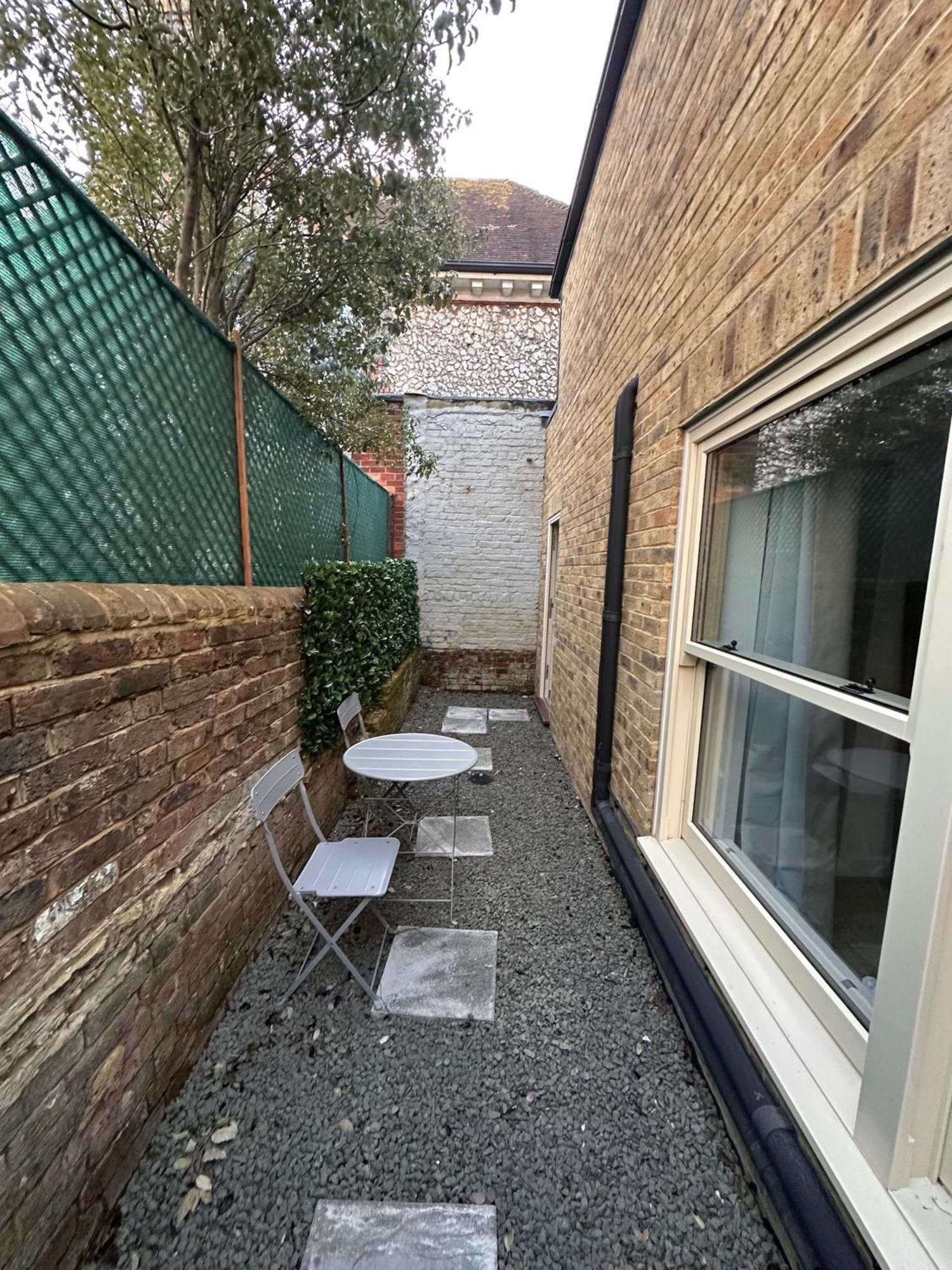 1 Bed-sleeps 3-patio-2 Min To Holiday home Eastbourne
