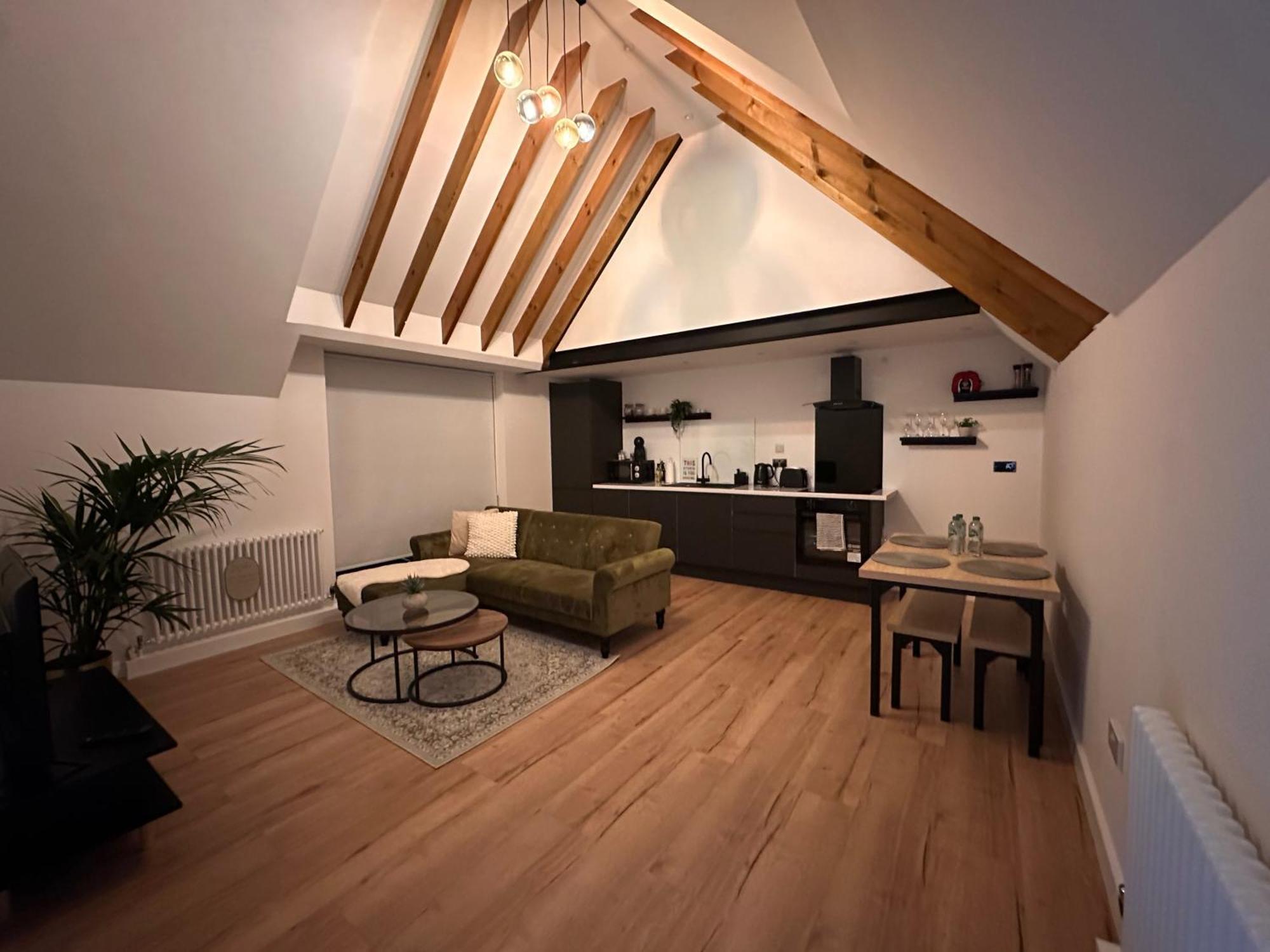1 Bed-sleeps 3-patio-2 Min To * Eastbourne