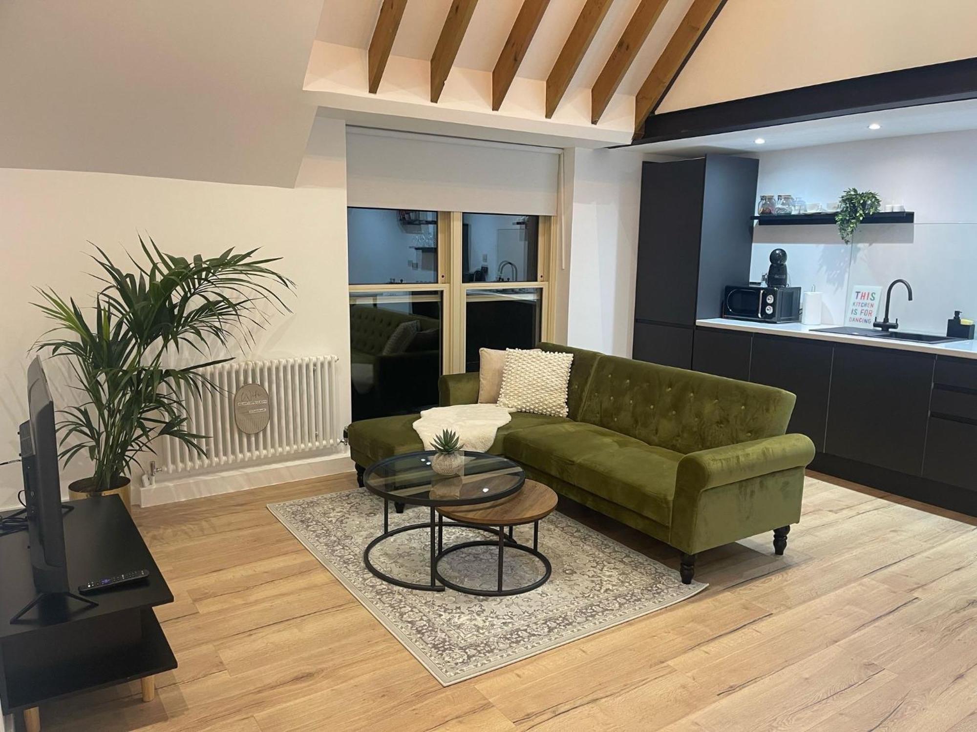 1 Bed-sleeps 3-patio-2 Min To * Eastbourne