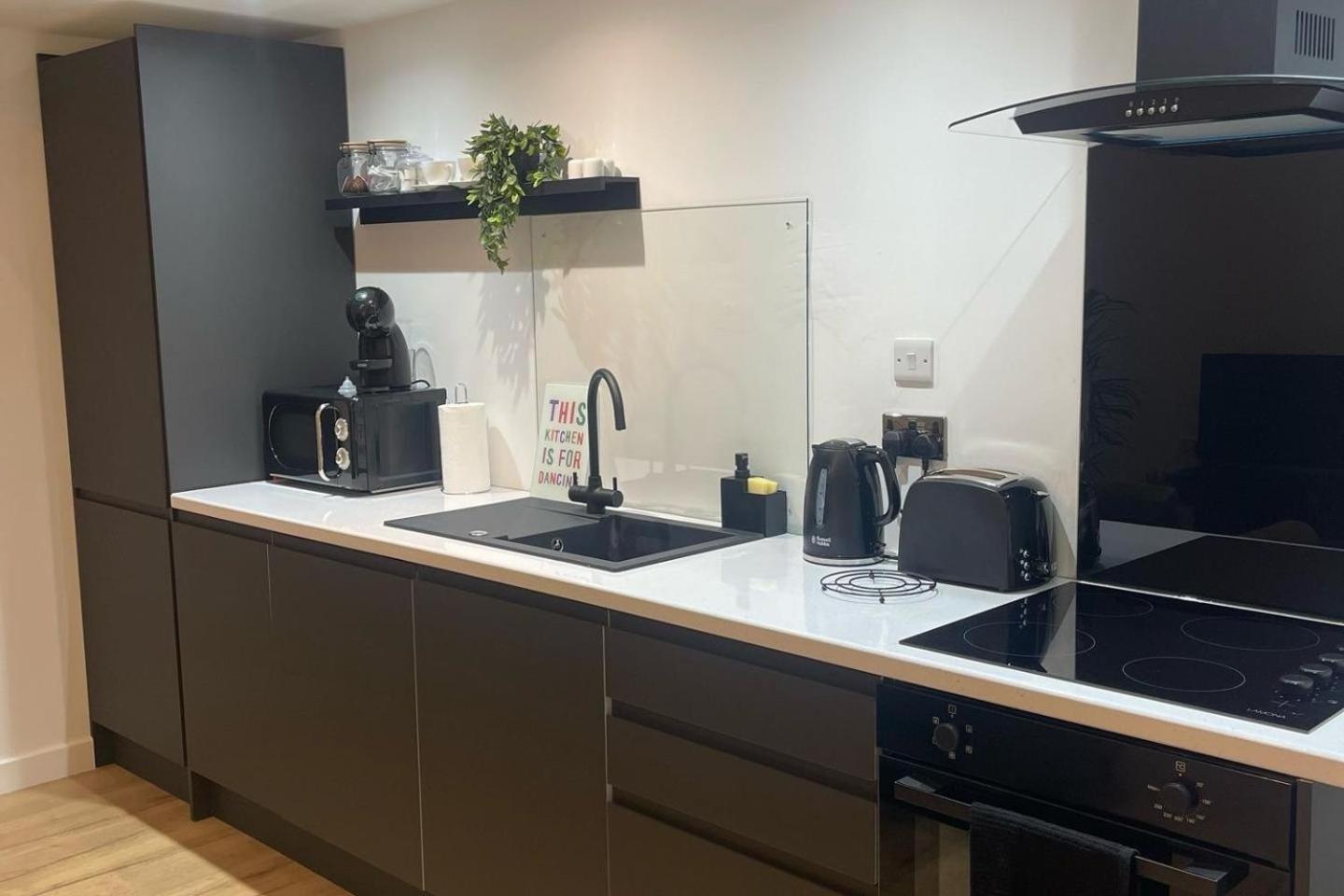 1 Bed-sleeps 3-patio-2 Min To * Eastbourne